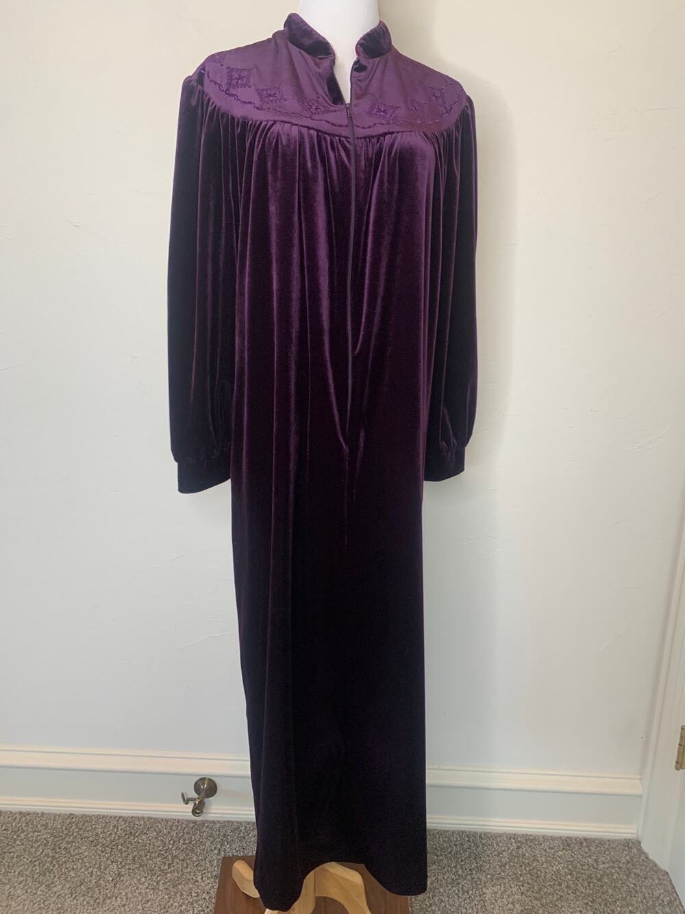 Purple Velour Long Robe Dressing Gown Sz Medium Embroidered Vintage